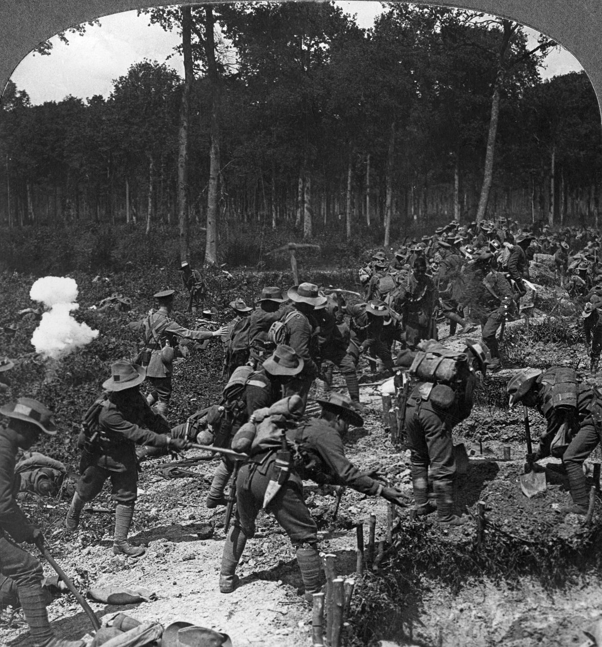 Erobrede skyttegrave styrket til at modstå modangreb, Første Verdenskrig, 1914-1918. af Realistic Travels Publishers
