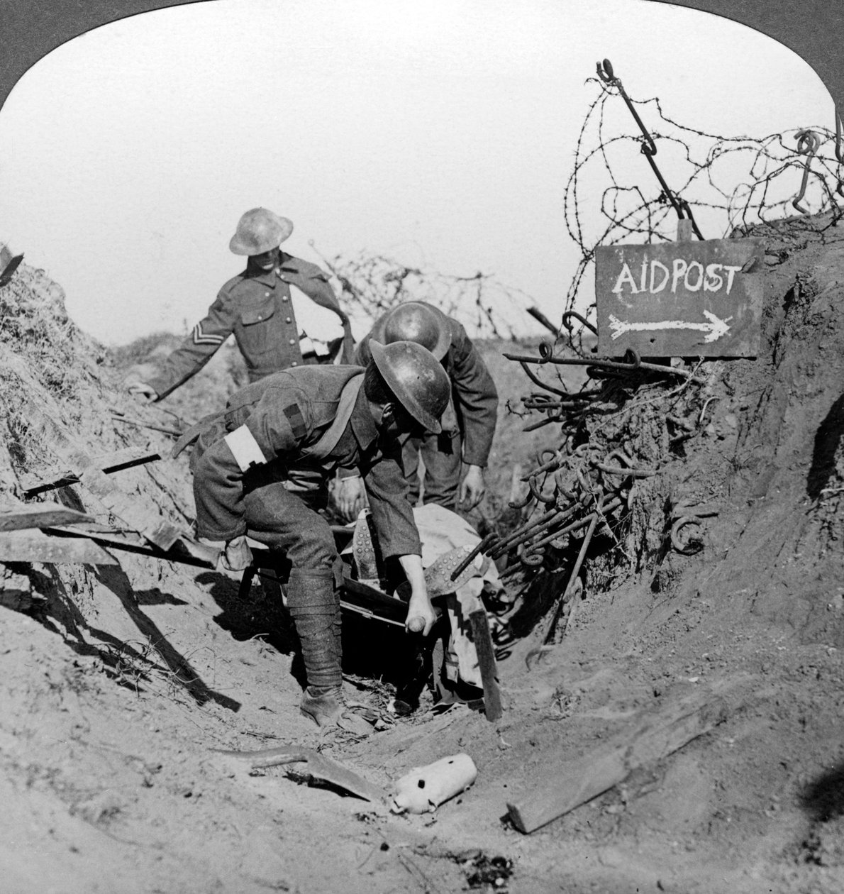 Bærer en såret soldat til en førstehjælpspost, Passchendaele, Belgien, Første Verdenskrig, 1914-1918. af Realistic Travels Publishers
