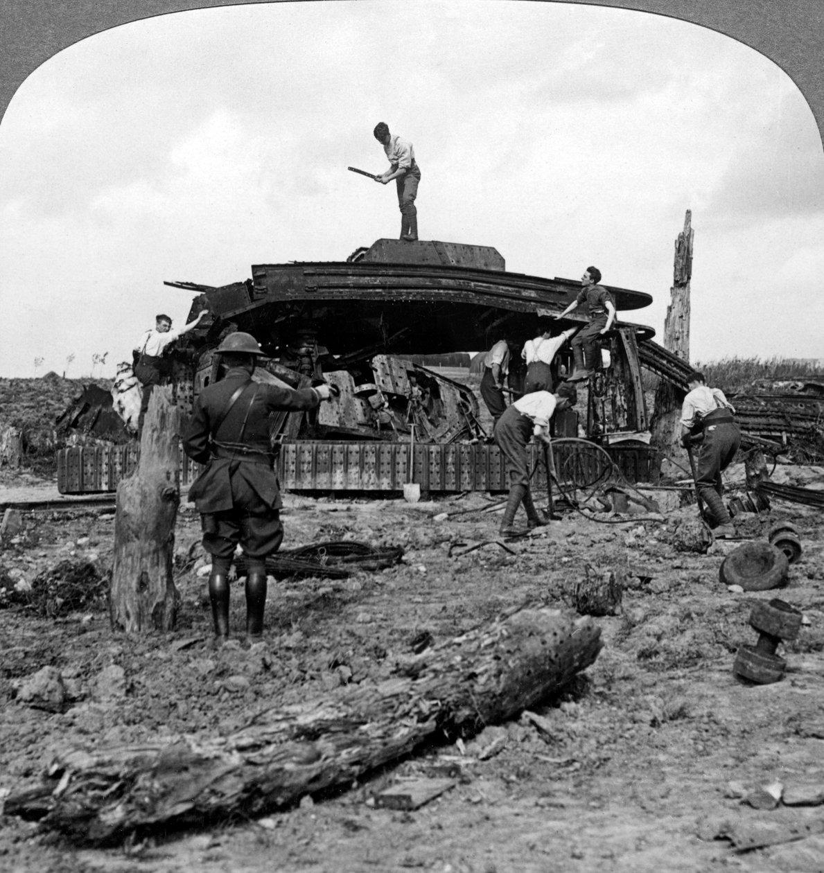Ingeniører rydder en ødelagt tank fra en vej, Første Verdenskrig, 1917-1918. af Realistic Travels Publishers