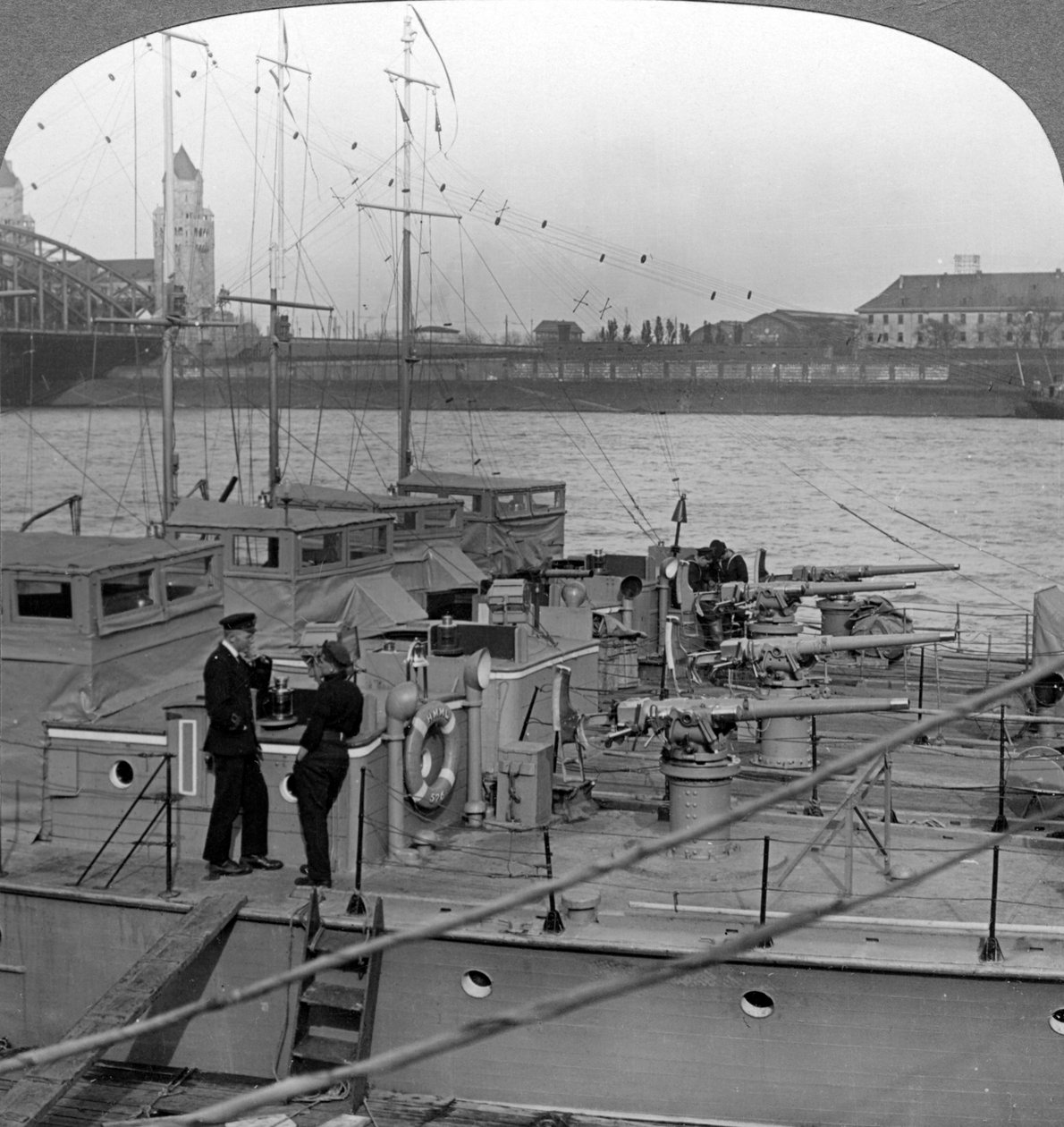Flotille af motorbåde på Rhinen, c1918-1919. af Realistic Travels Publishers
