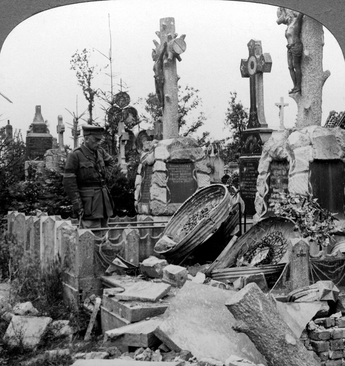 Franske grave smadret af tysk granatild, Frankrig, Første Verdenskrig, 1914-1918. af Realistic Travels Publishers