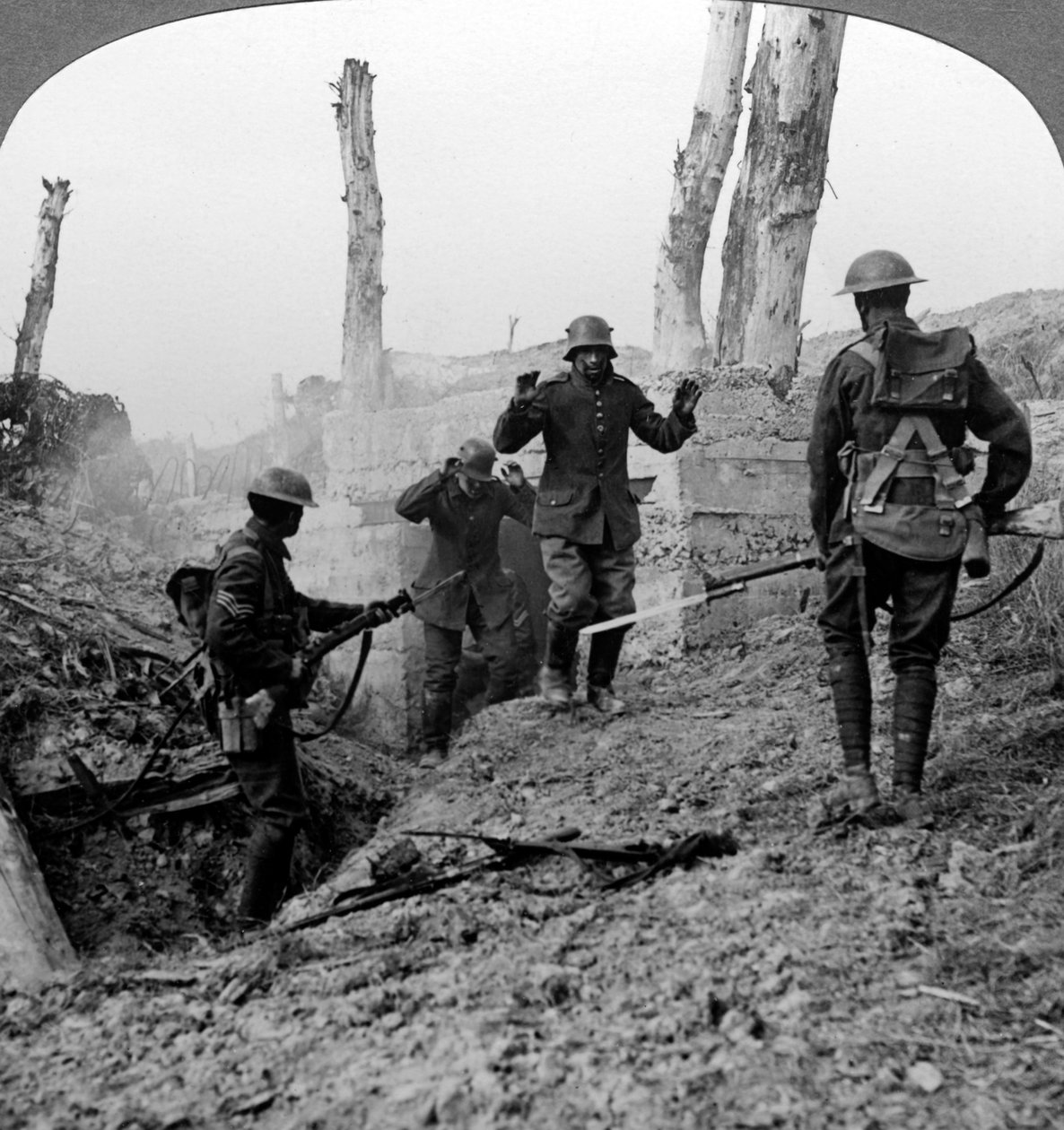 Tyske soldater overgiver sig, Bullecourt, Frankrig, Første Verdenskrig, 1914-1918. af Realistic Travels Publishers
