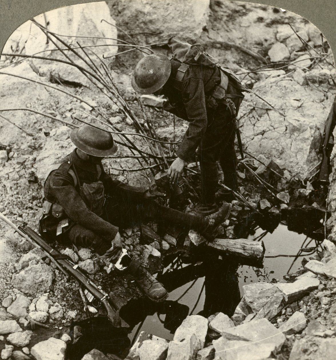 Giver vand til en såret ven, Hooge, Ypres, Belgien, Første Verdenskrig, 1914-1918. af Realistic Travels Publishers
