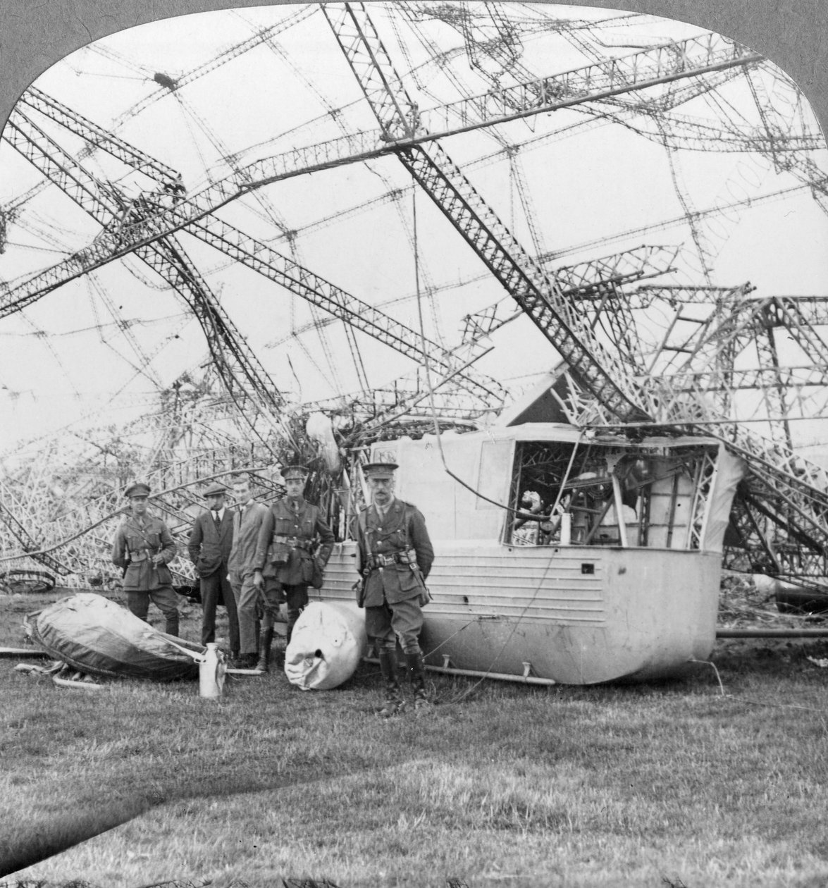 Zeppelin-gondolen skudt ned ud for Essex-kysten, Første Verdenskrig, 1916 af Realistic Travels Publishers