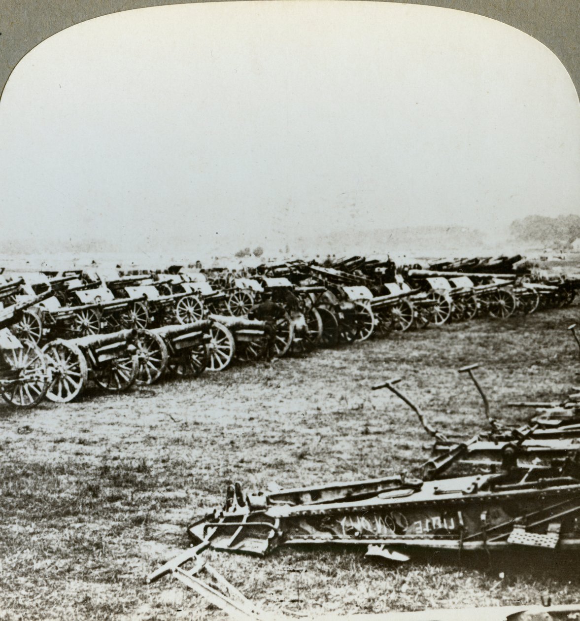 Hundredvis af tyske kanoner erobret ved Couralette, Frankrig, Slaget ved Somme, Første Verdenskrig, 1916 af Realistic Travels Publishers