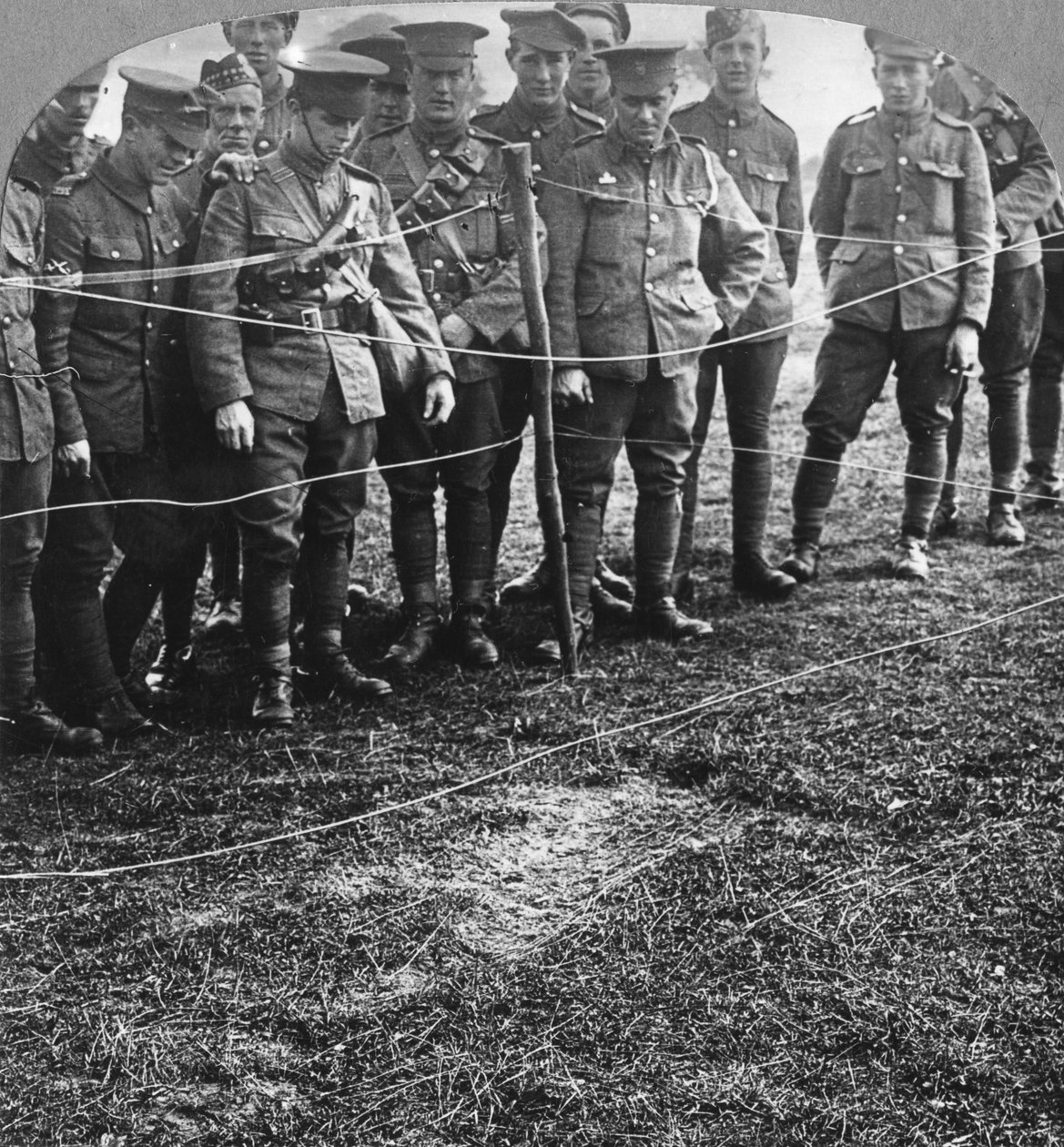 Indtryk af en krop i jorden, Billericay, Essex, Første Verdenskrig, 1916 af Realistic Travels Publishers