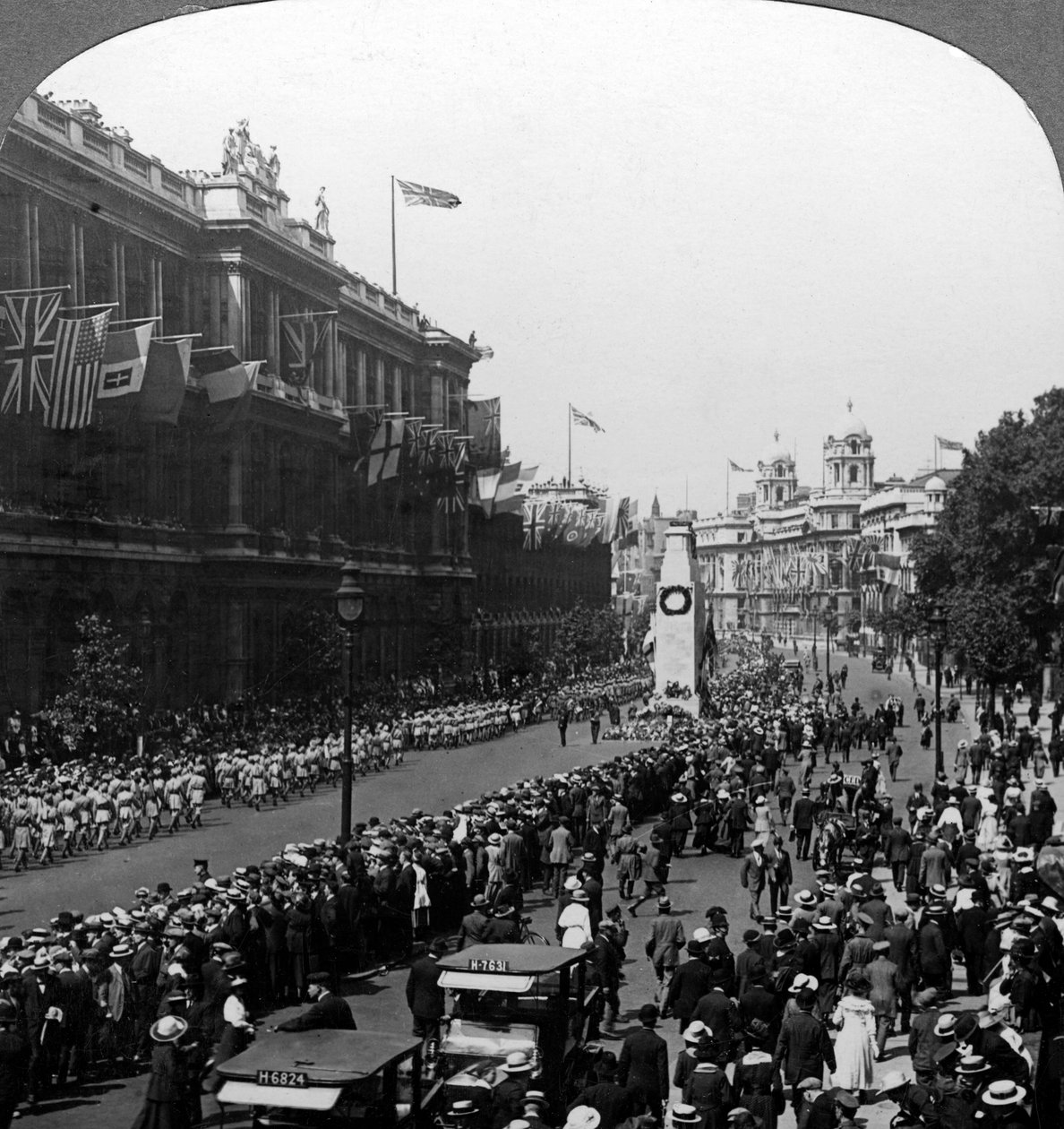 Indiske tropper hylder den ukendte kriger ved Cenotaph, Whitehall, London, c1920. af Realistic Travels Publishers