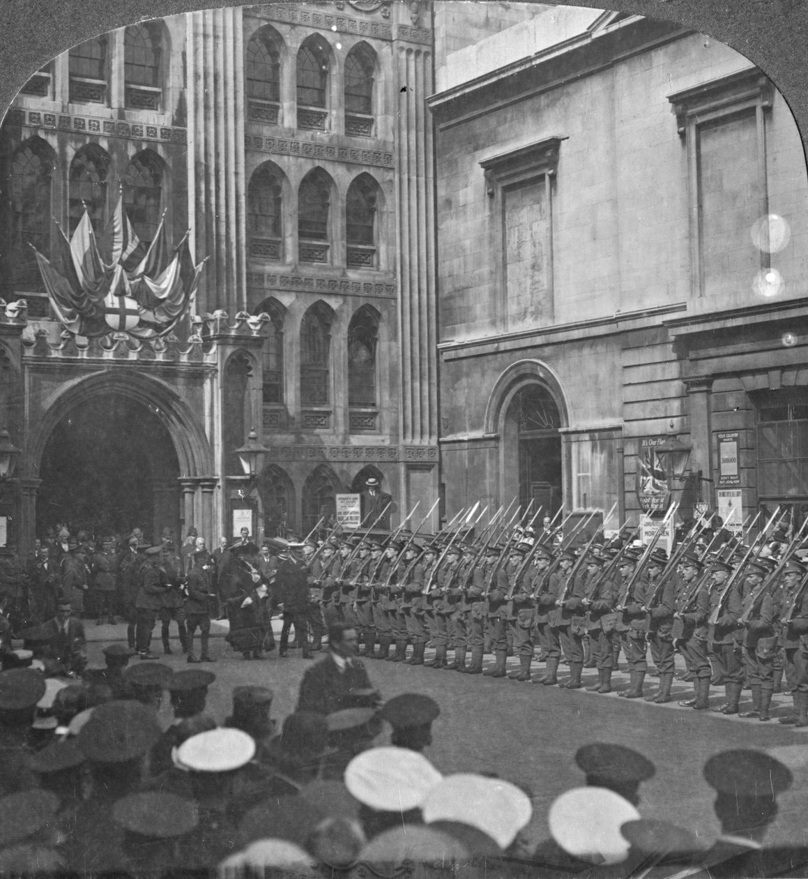 Inspicering af Æresgarden ved Guildhall, London, Første Verdenskrig, c1914-c1916 af Realistic Travels Publishers