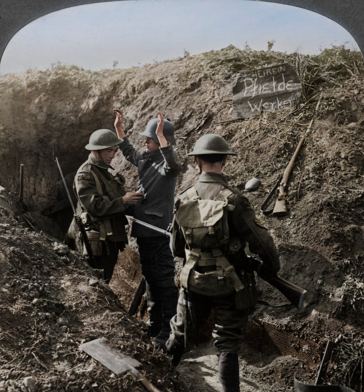 Afhøring af en tysk fange for at få oplysninger, Første Verdenskrig, 1914-1918 af Realistic Travels Publishers