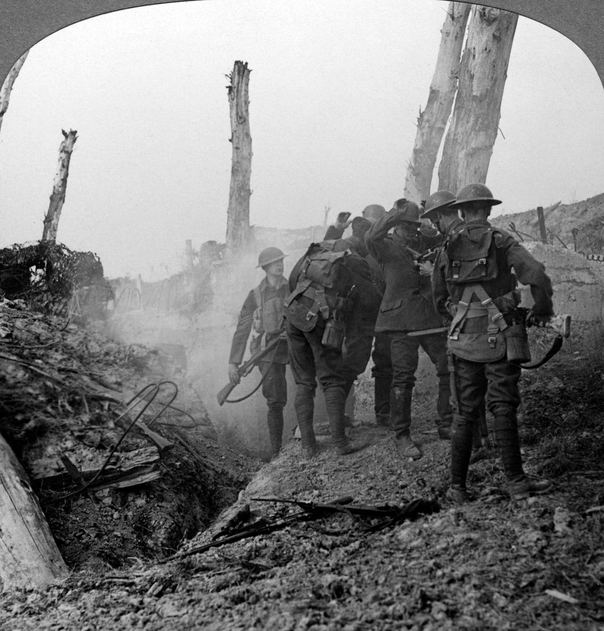 Forhører en tysk soldat, Hohenzollern Redoubt, Frankrig, Første Verdenskrig, 1914-1918. af Realistic Travels Publishers
