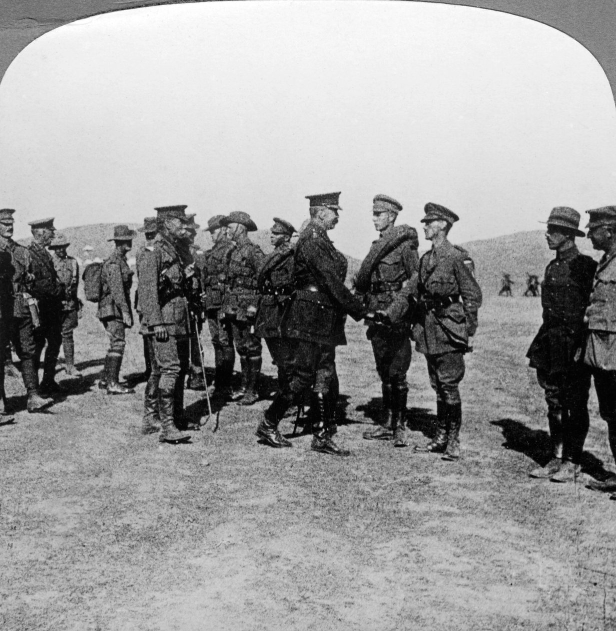 Lord Kitchener roser tropper for deres angreb på Dardanellerne, Første Verdenskrig, 1915-1916. af Realistic Travels Publishers