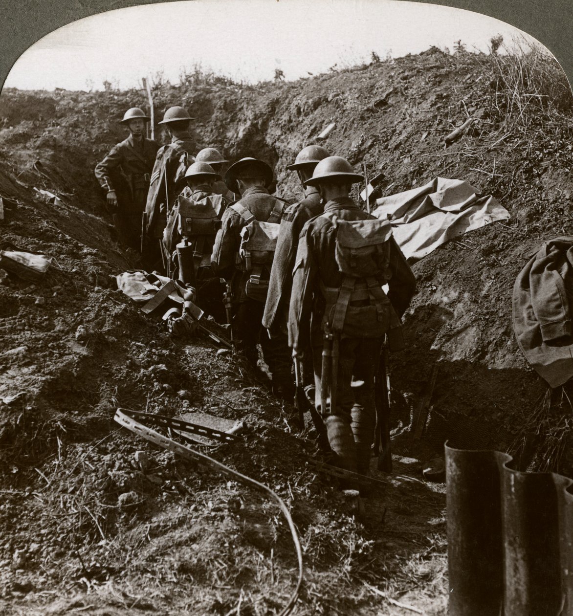 Officer, der ser sine mænd gå ind i en udgravning for at undgå en tysk straf, Første Verdenskrig, 1914-1918. af Realistic Travels Publishers