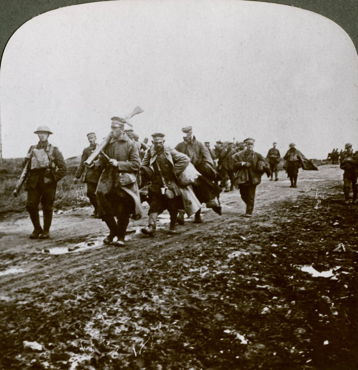 Preussere taget til fange af gamle foragtelige i fremrykningen ved Pozieres, Første Verdenskrig, 1914-1918. af Realistic Travels Publishers
