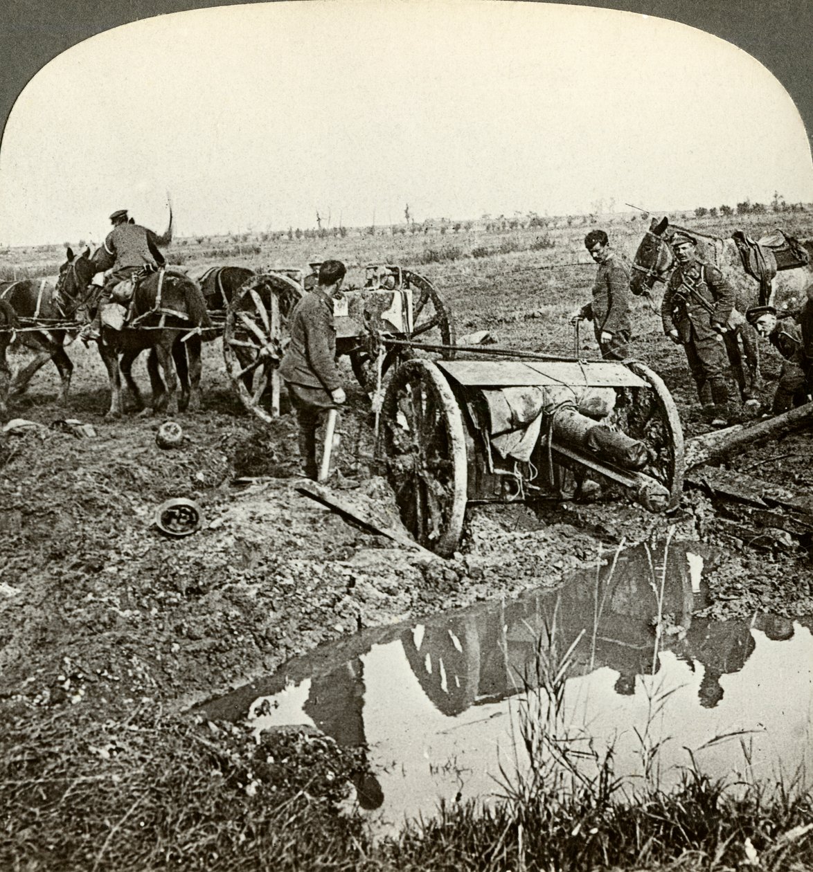 Fjernelse af en feltpistol fra en oversvømmet position, Første Verdenskrig, 1914-1918. af Realistic Travels Publishers