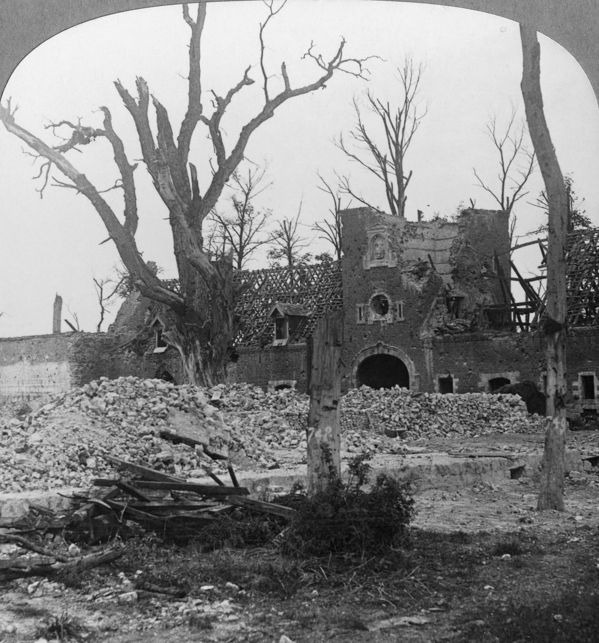 Ruinerne af Beury Chateau, Festubert, Frankrig, Første Verdenskrig, c1914-c1918 af Realistic Travels Publishers