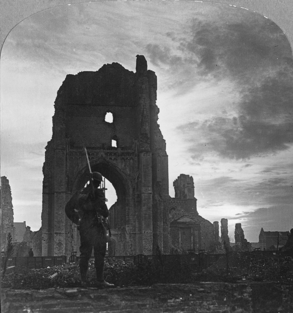 Ruinerne af Ypres, Flandern, Belgien, Første Verdenskrig, c1914-c1918 af Realistic Travels Publishers