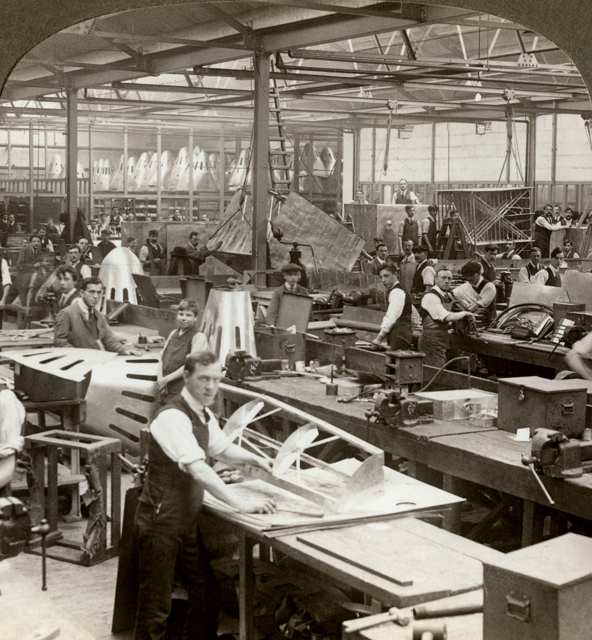 Pladebeslag på en flyfabrik, Første Verdenskrig, 1914-1918 af Realistic Travels Publishers