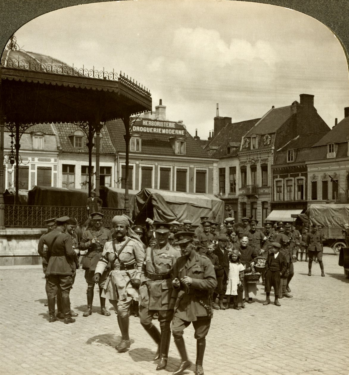 Sir James Willcocks med General Nanten, Market Square, Merville, Frankrig, Første Verdenskrig, 1914-1915. af Realistic Travels Publishers