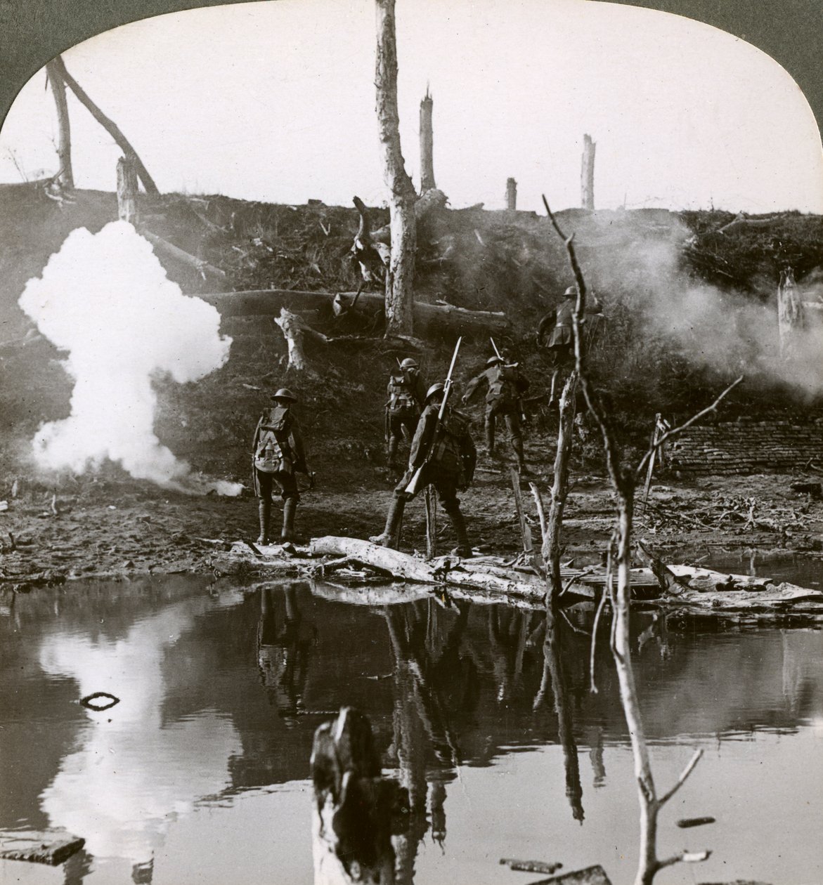 Soldater krydser floden Ancre, Slaget ved Somme, Frankrig, Første Verdenskrig, 1916. af Realistic Travels Publishers