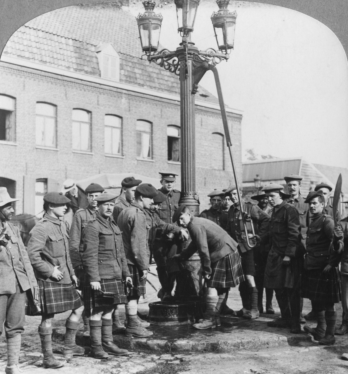 Soldater fylder deres vandflasker ved bypumpen La Gorgue, Frankrig, Første Verdenskrig, c1914-c1918 af Realistic Travels Publishers