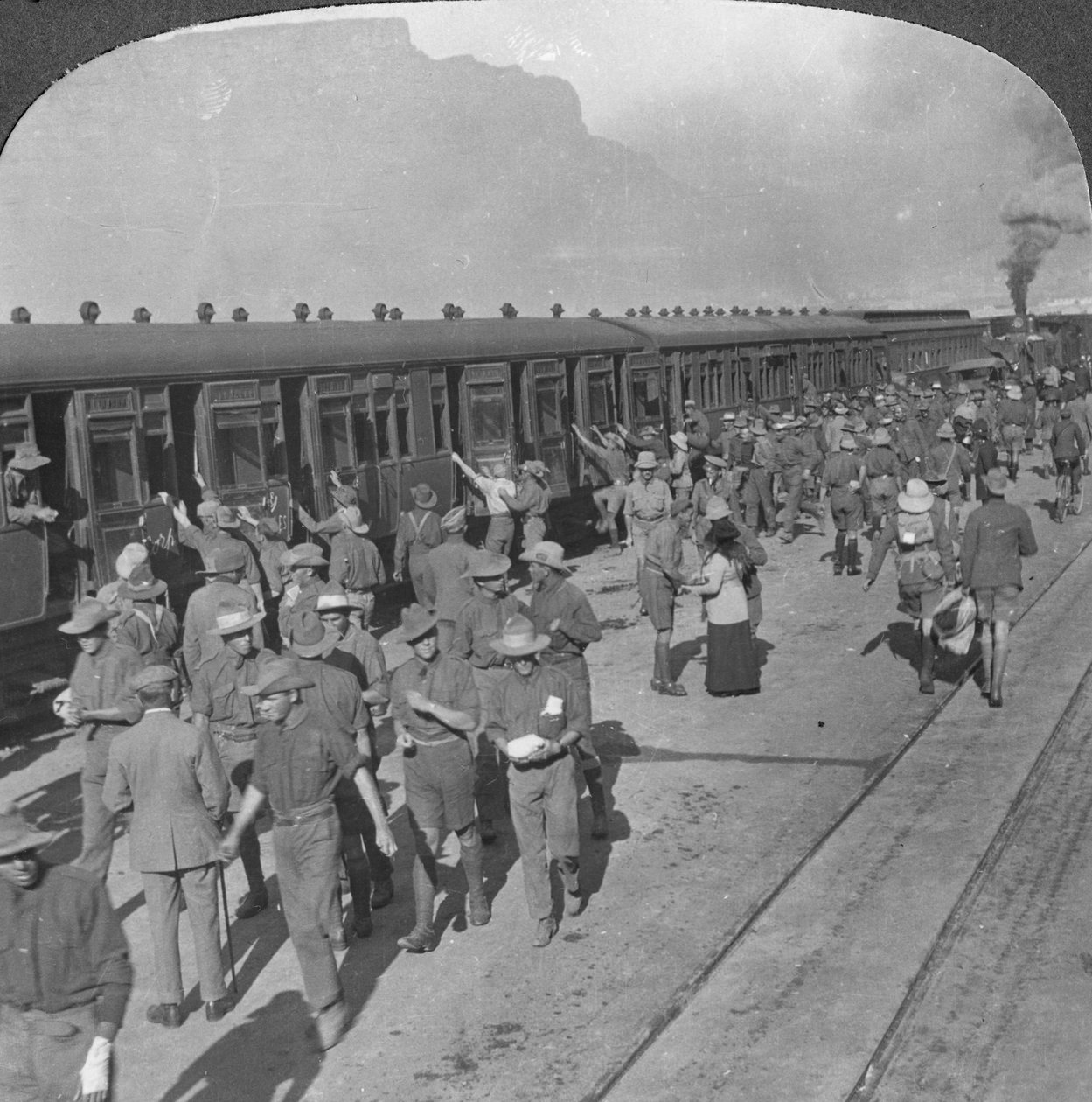 Soldiers of the Wiltshire Rifles stiger ombord på et tog, Cape Town, Sydafrika, Første Verdenskrig, c1915 af Realistic Travels Publishers