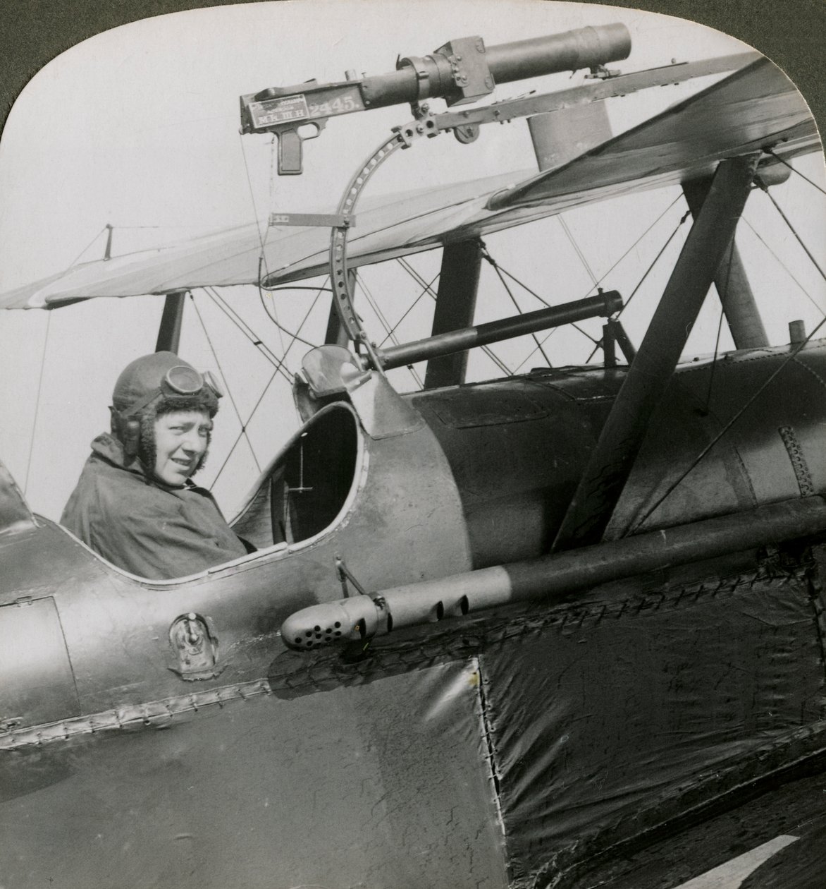 Sopwith Scout med fotografisk pistol monteret på den øvre fløj, Første Verdenskrig, 1914-1918. af Realistic Travels Publishers