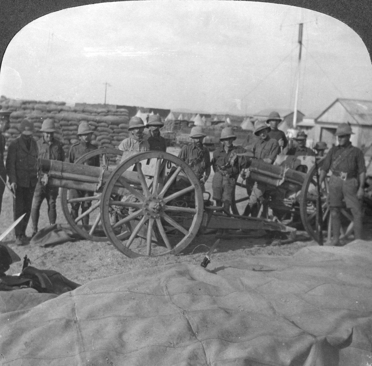 Krigsbytte, våben og lagre erobret fra tyrkerne, Palæstina, Første Verdenskrig, c1914-c1918 af Realistic Travels Publishers