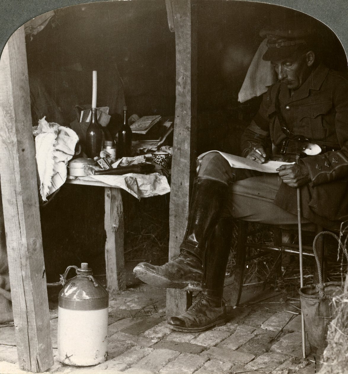 Stabsofficer i en udgravning studerer detaljer før en offensiv, Første Verdenskrig, 1914-1918 af Realistic Travels Publishers