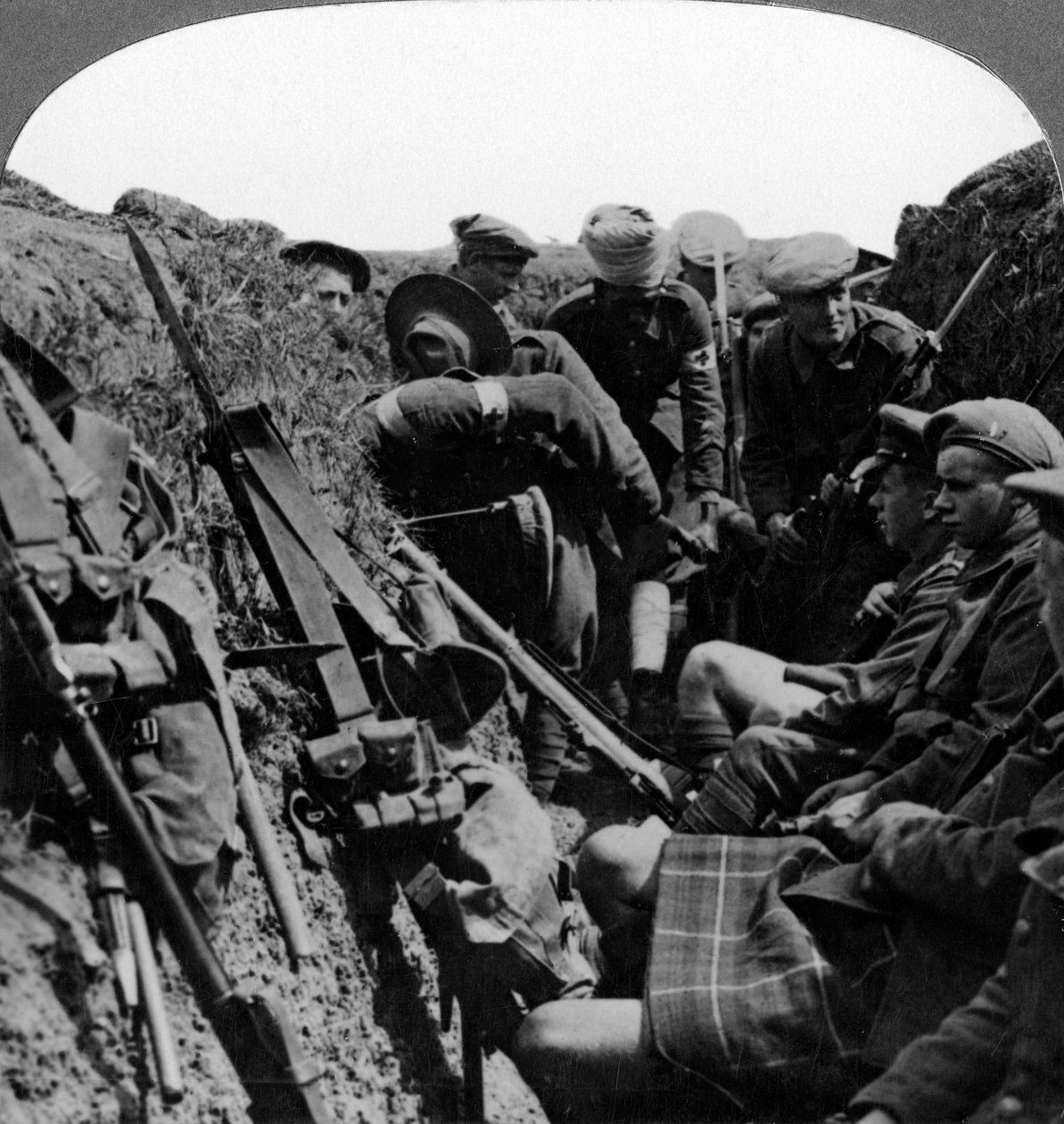 Bårebærere fjerner en såret officer, Første Verdenskrig, 1914-1918. af Realistic Travels Publishers