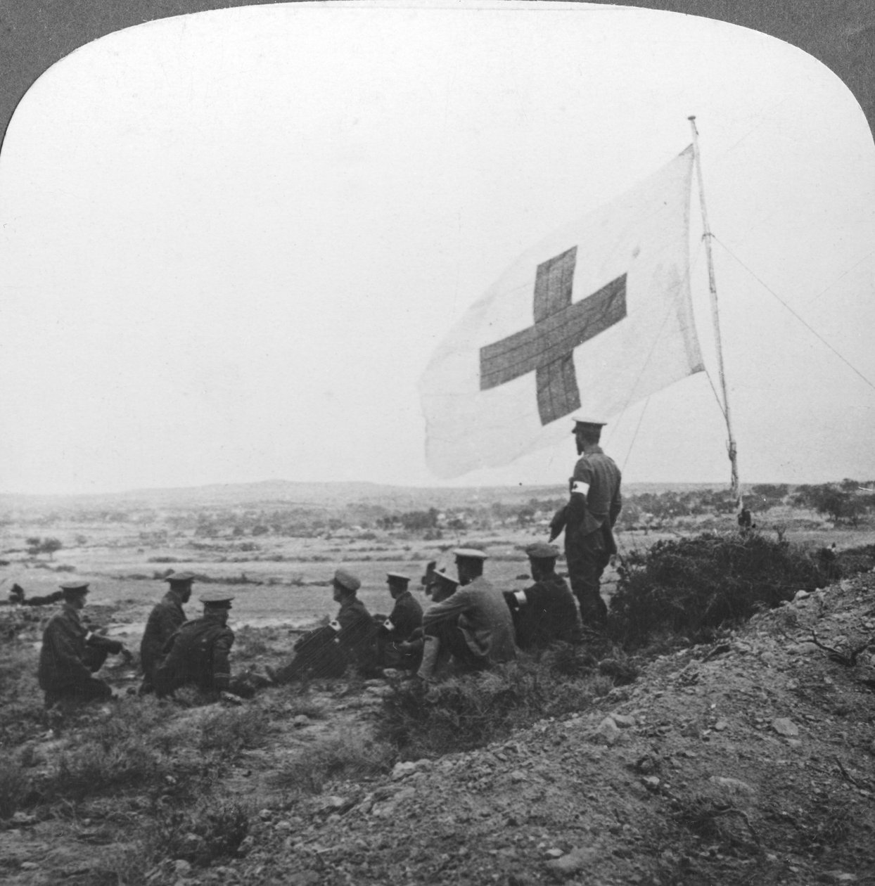 Det britiske Røde Kors i marken, klar til sit barmhjertighedsærinde, Første Verdenskrig, c1914-c1918 af Realistic Travels Publishers