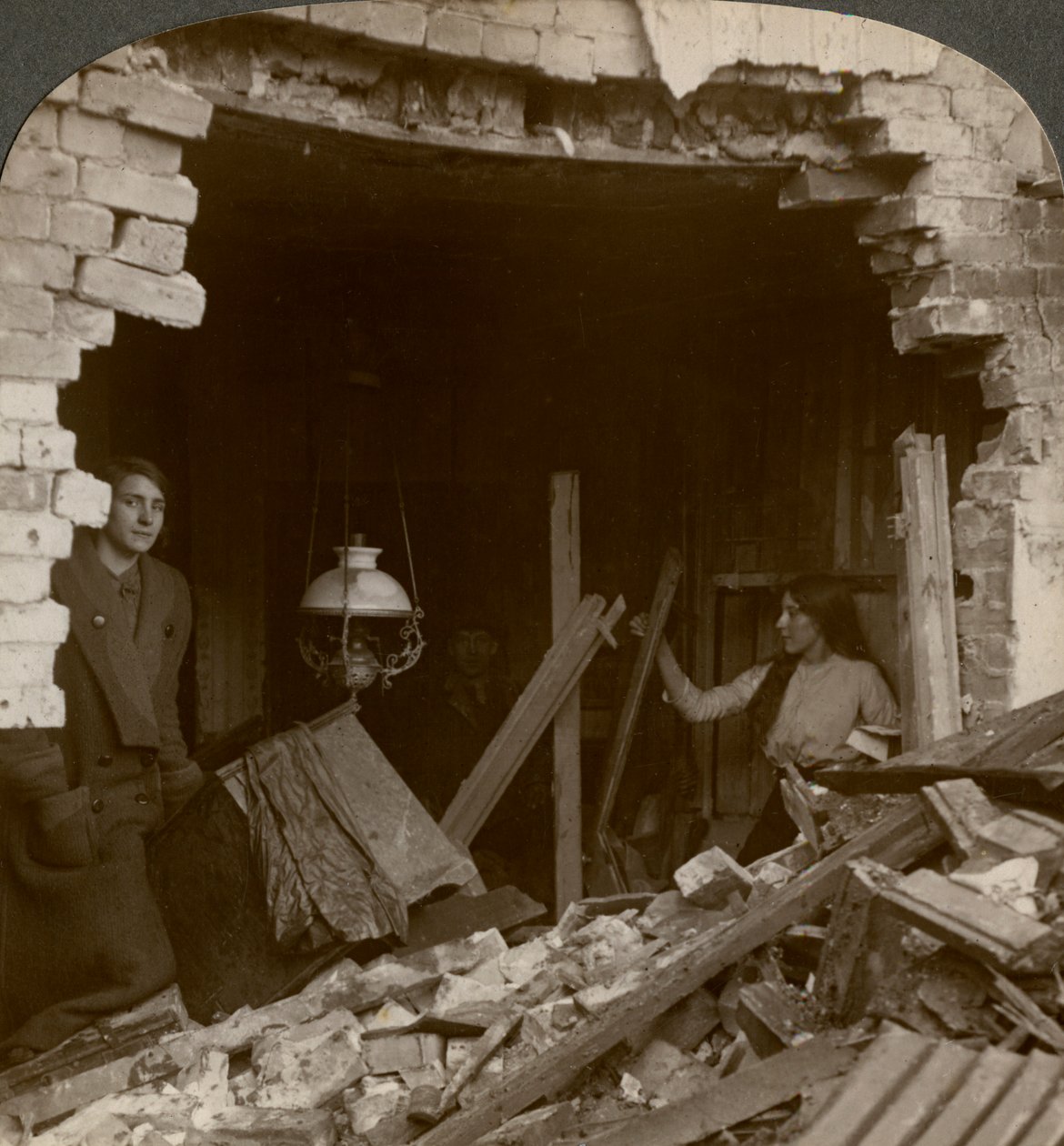 Skaden udført af en tysk Zeppelin-bombe, Første Verdenskrig, 1914-1918. af Realistic Travels Publishers