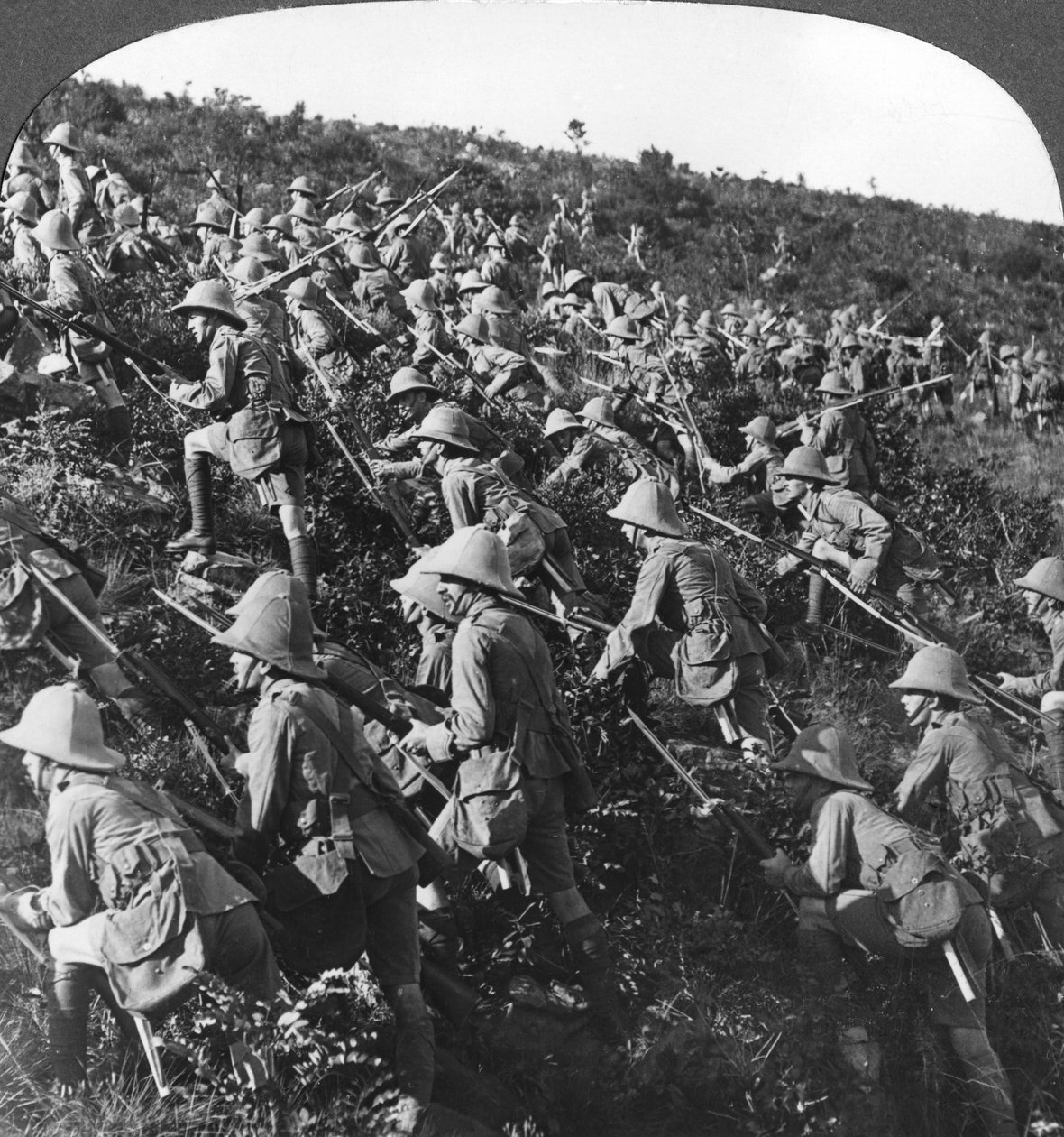 De presser på, vores troppers sande tyrehundessus i Gallipoli, Tyrkiet, Første Verdenskrig, 1915 af Realistic Travels Publishers