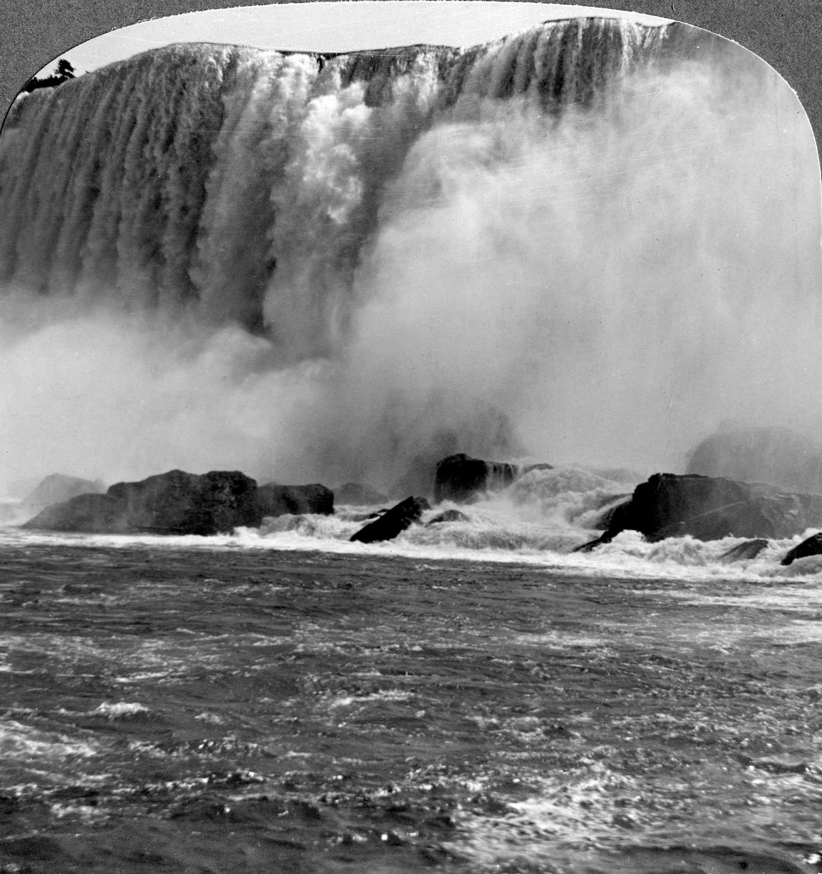 Thunder of Waters, American Falls, Niagara Falls, New York, USA. af Realistic Travels Publishers