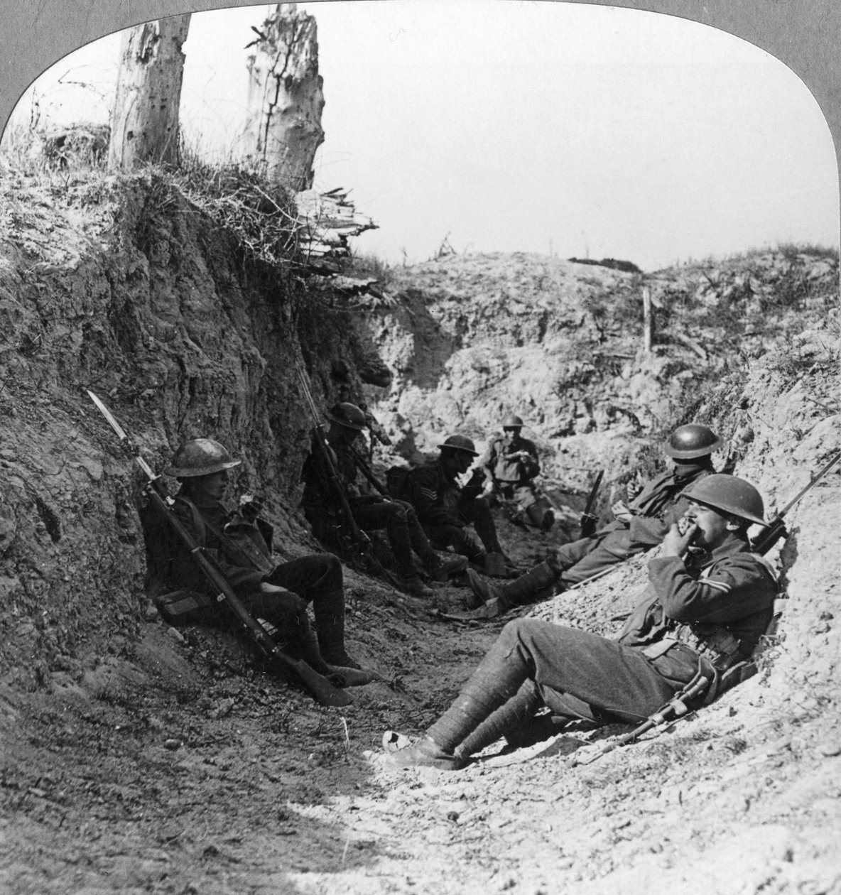 Tropper venter i en skyttegrav nær Arras, Frankrig, Første Verdenskrig, c1914-c1918. af Realistic Travels Publishers