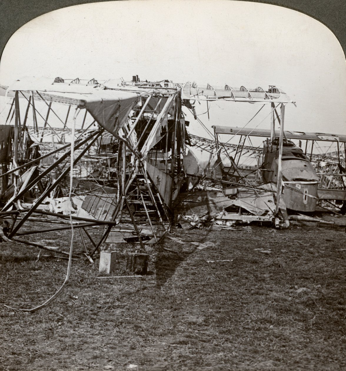 Vrag af et tysk bombefly, der forsøgte at bryde gennem luftforsvaret, Første Verdenskrig, 1914-1918. af Realistic Travels Publishers