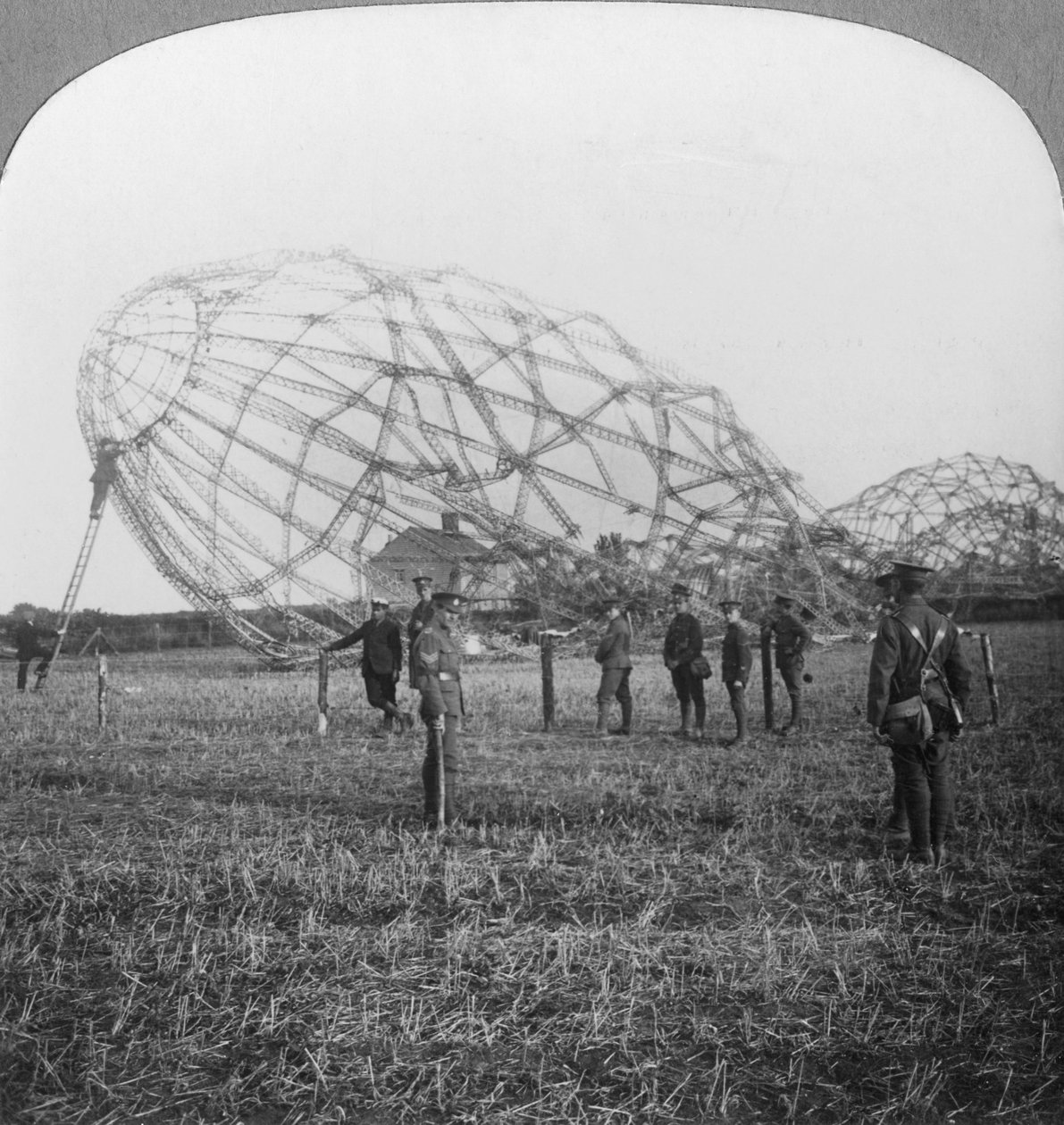 Zeppelin skudt ned nær Colchester, Essex, Første Verdenskrig, 1916 af Realistic Travels Publishers