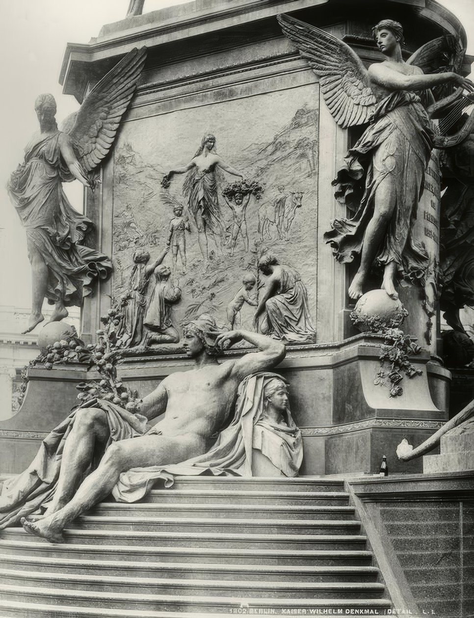 Berlin, Kaiser Wilhelm I -monument, base af Reinhold Begas