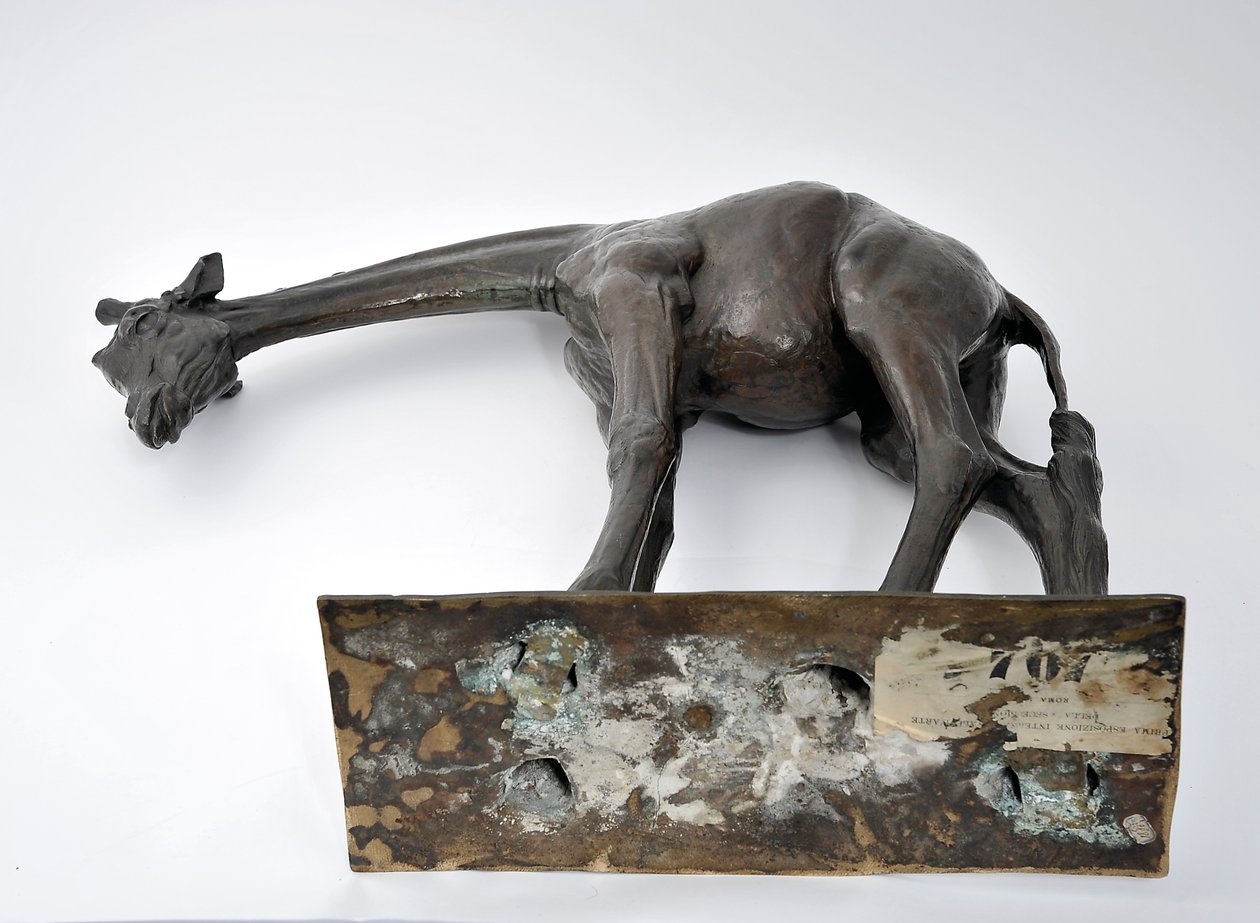 Stor giraf med sænket hoved, modelleret 1909-10, støbt før 1913 (bronze) (se også 3084917-43) af Rembrandt Bugatti