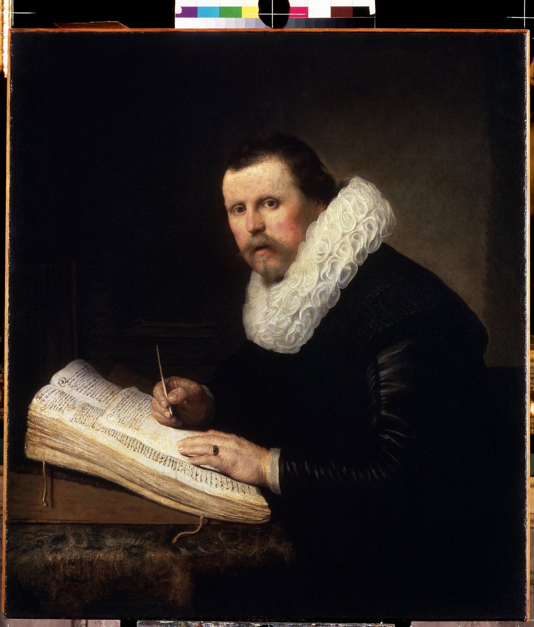 Portræt af en studerende. (Portræt af en lærd). Mand læser et manuskript, mens han skriver noter med en pen på et ark papir. Maleri af Harmenszoon van Rijn kendt som Rembrandt (1606-1669) af Rembrandt Harmensz. van Rijn
