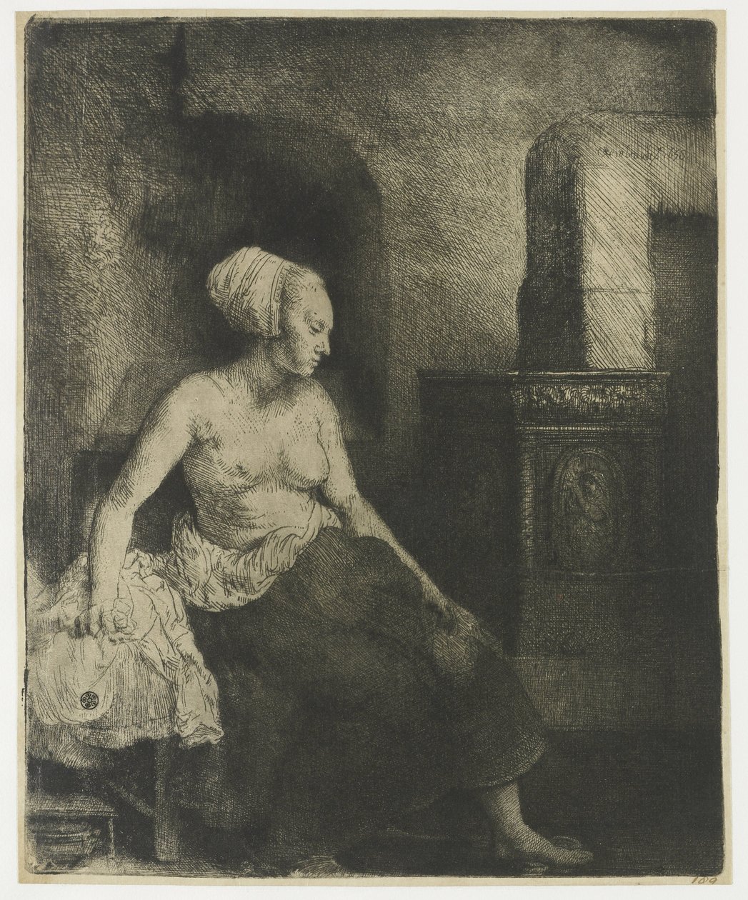 Kvinde sidder halvt påklædt ved siden af et komfur af Rembrandt van Rijn