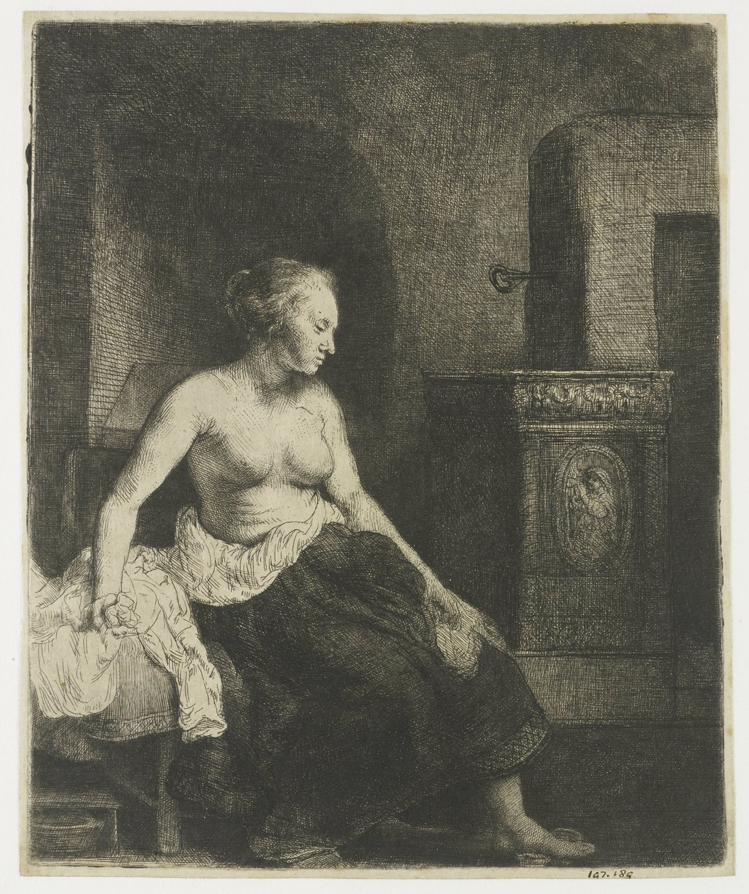 Kvinde sidder halvt påklædt ved siden af et komfur af Rembrandt van Rijn