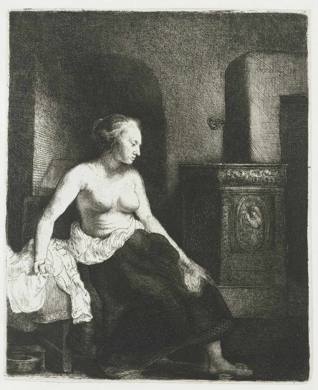 Kvinde sidder halvt påklædt ved siden af et komfur af Rembrandt van Rijn