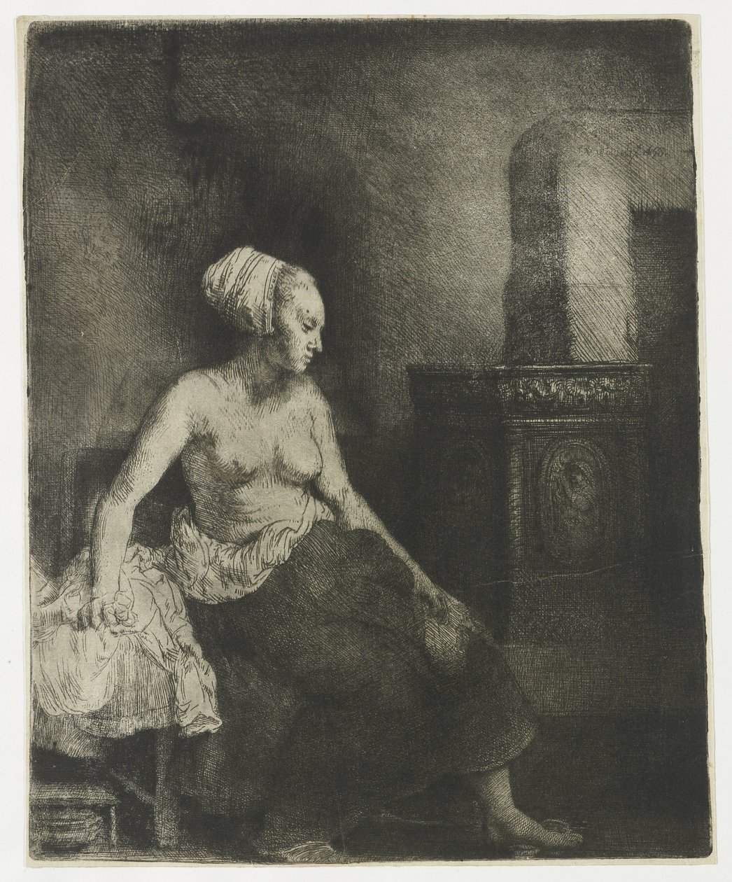 Kvinde sidder halvt påklædt ved siden af et komfur af Rembrandt van Rijn