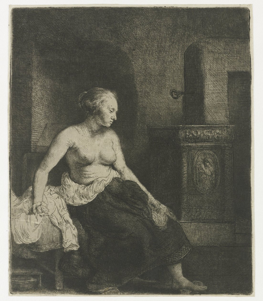 Kvinde sidder halvt påklædt ved siden af et komfur af Rembrandt van Rijn