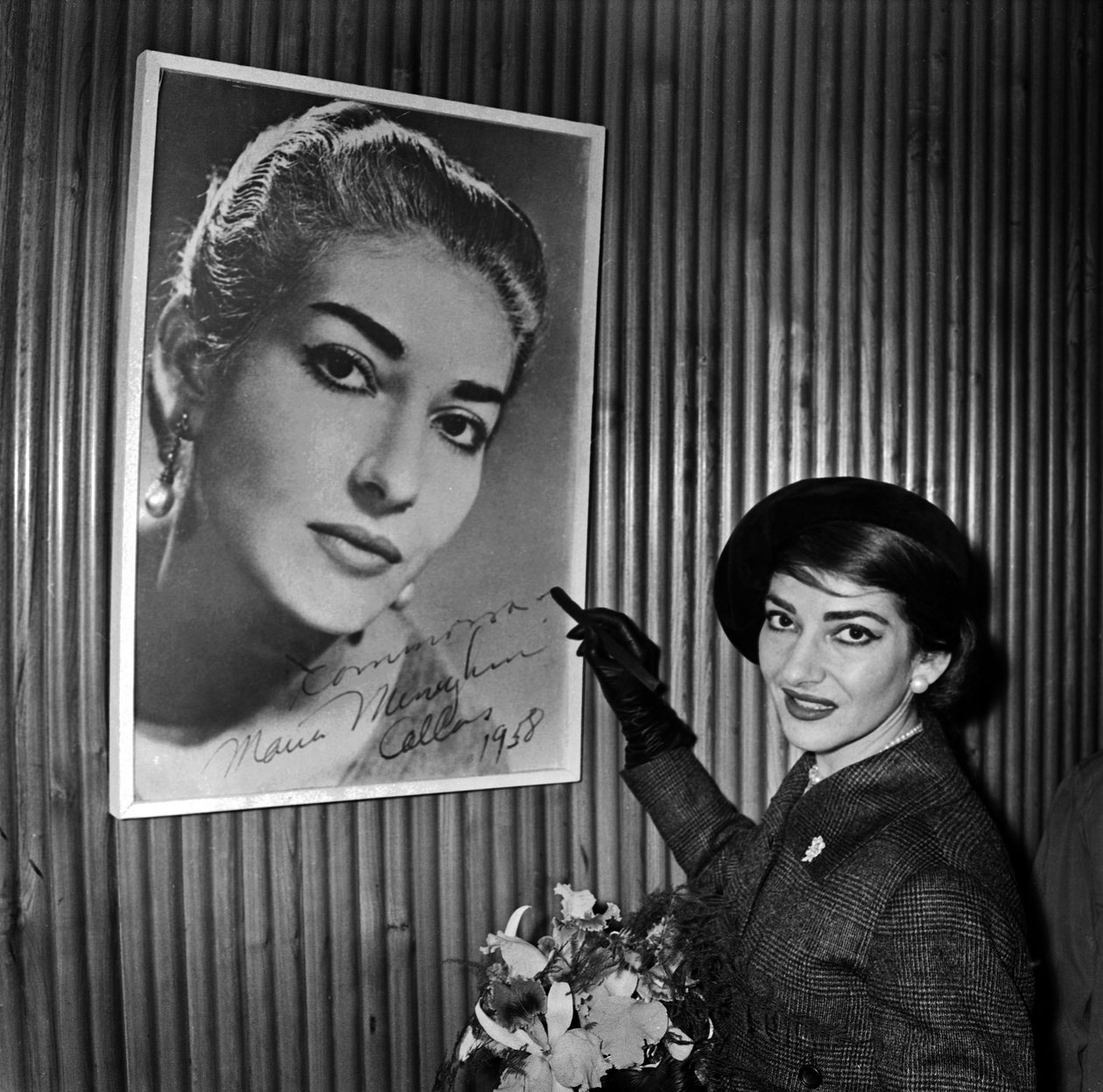 Sopranen Maria Callas signerer en af sine plakater i Orly-lufthavnen i Paris, før hun rejser til Chicago 16. januar. af René Saint Paul