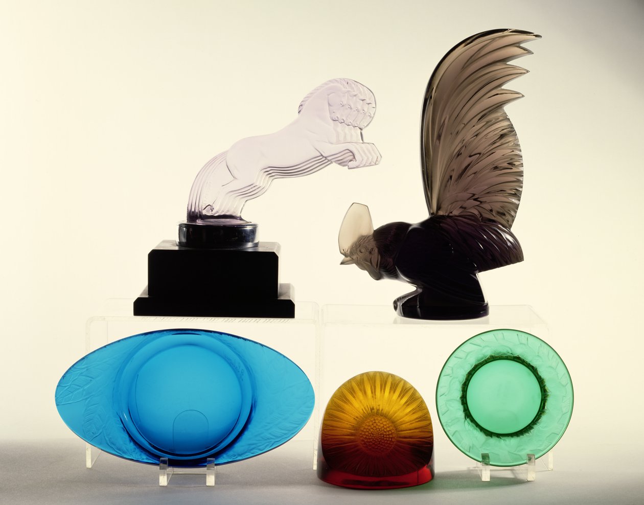 Bilmaskoter, askebægre og en papirvægt (glas) af Rene Jules Lalique