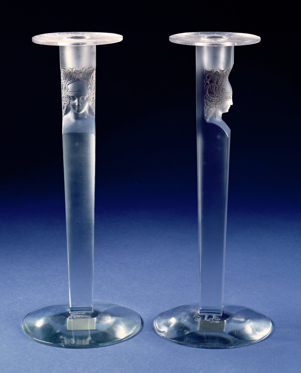 Cariatide, et par lysestager (glas) af Rene Jules Lalique