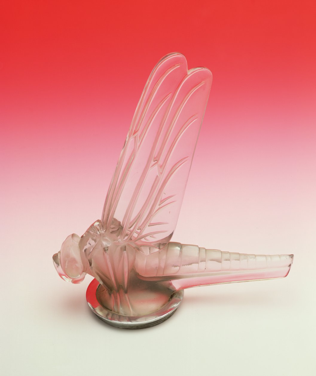 Lalique bilmaskot af en guldsmede med åbne vinger af Rene Jules Lalique