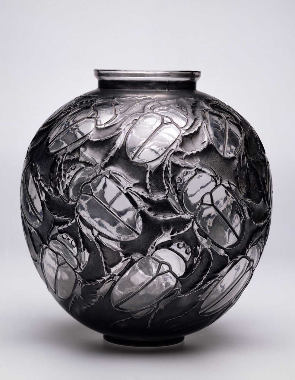 Large Scarabs Vase, 1923 (sort patina og formblæst glas) af Rene Jules Lalique