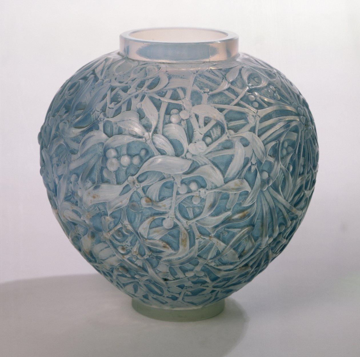 Mistelten vase, 1920 (blå patina på opaliserende glas) af Rene Jules Lalique
